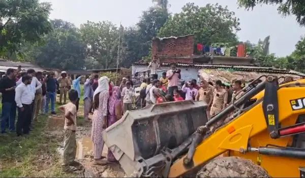 अम्बेडकरनगर के गोहन्ना में कोर्ट के आदेश के अनुपालन को पहुंची पुलिस फोर्स